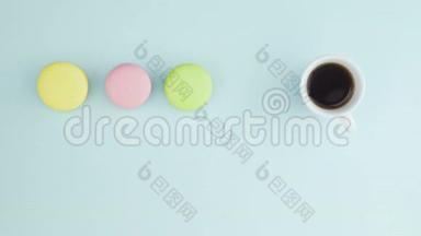 意大利马克龙或意大利马卡龙在<strong>粉蓝</strong>色表面与浓缩咖啡在白色杯子。